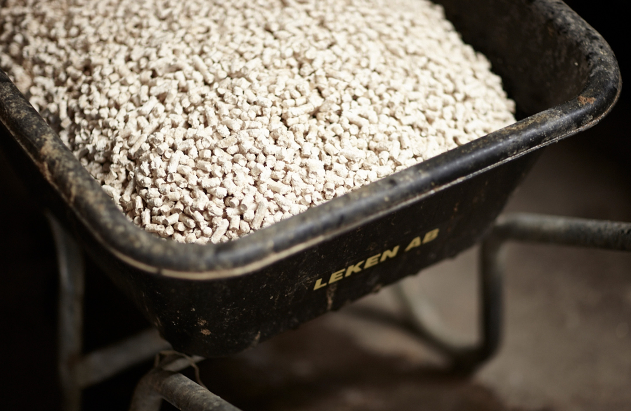 Skottkärra med stallpellets