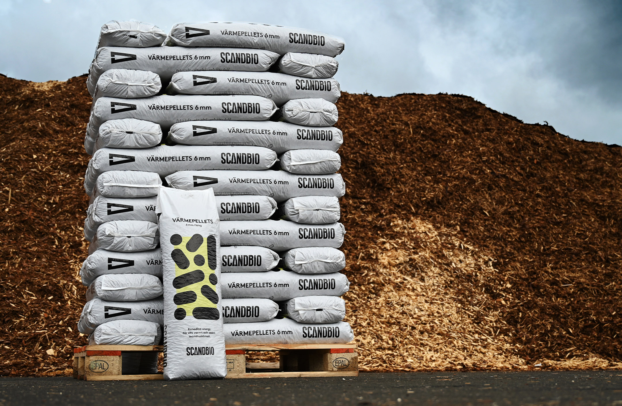 Pellets för abonnemang. Säck står lutad mot hel pall med pellets i småsäck