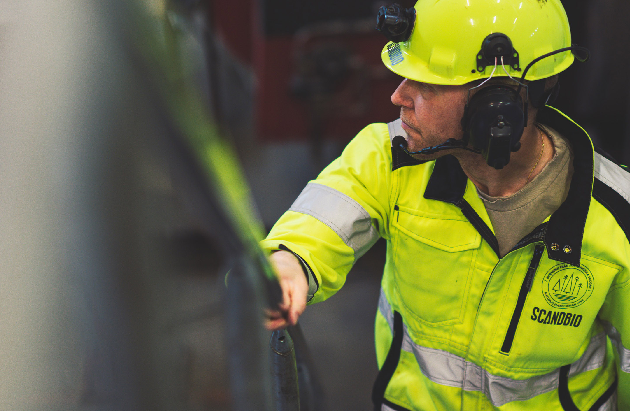 Man i gula skyddskläder