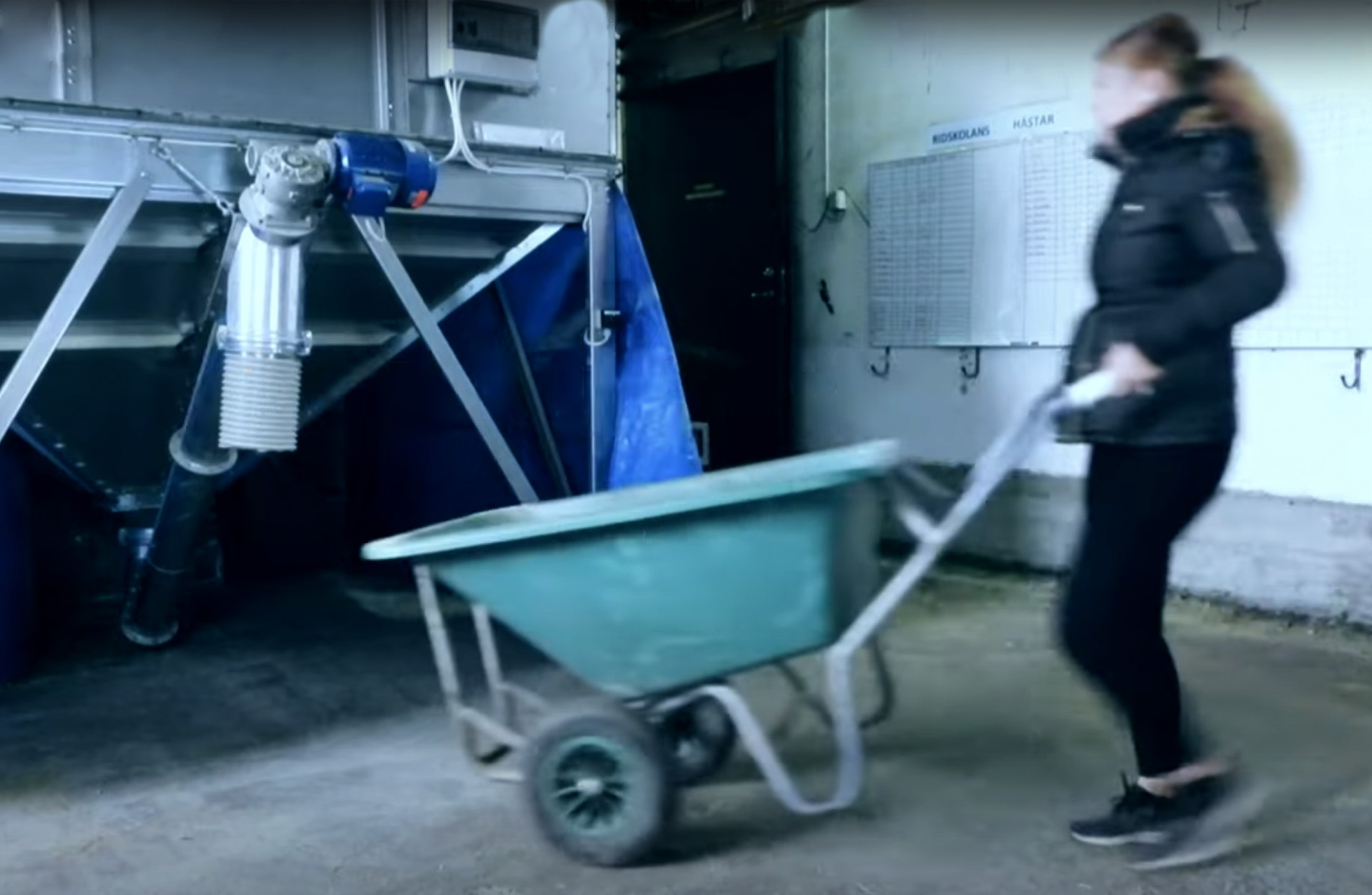 Skottkärra fylls på med stallpellets